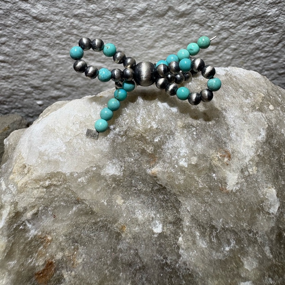 Stretchy Turquoise And Navajo Pearls Bow Ring